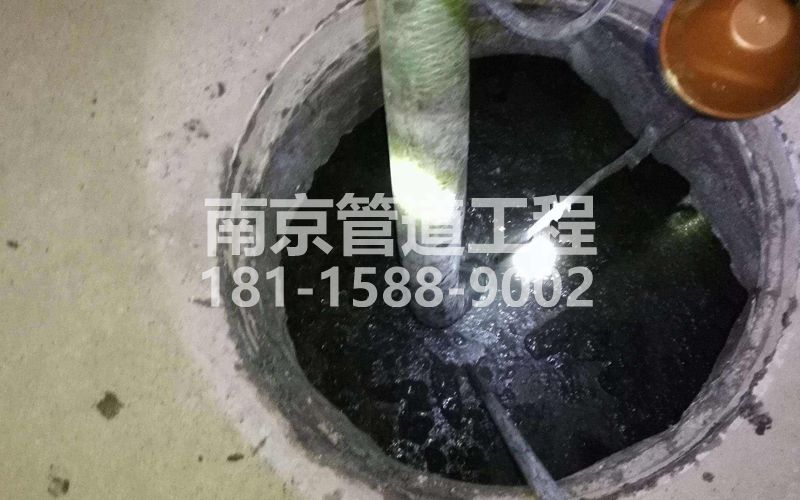 216锁四清理化粪池