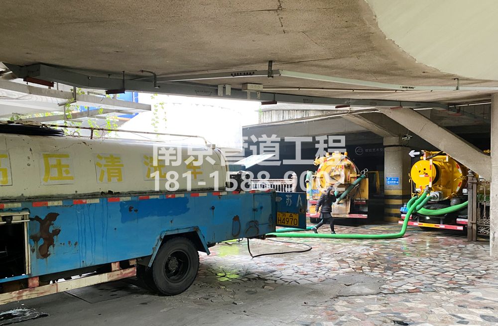 273锁四商场地下室污水清理