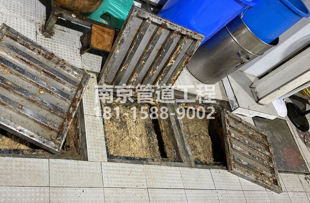 278锁四城管中队食堂隔油池清理