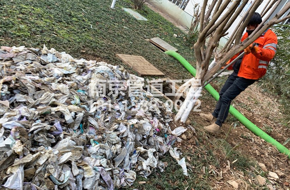 315锁四化粪池垃圾清理